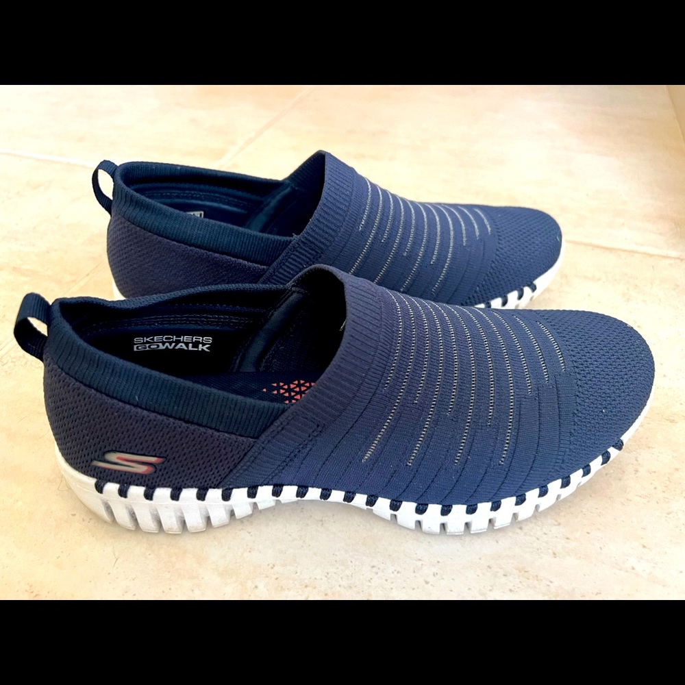 Skechers Go Walk Smart Wise Walking Shoes - Womens size 8.5 color Navy